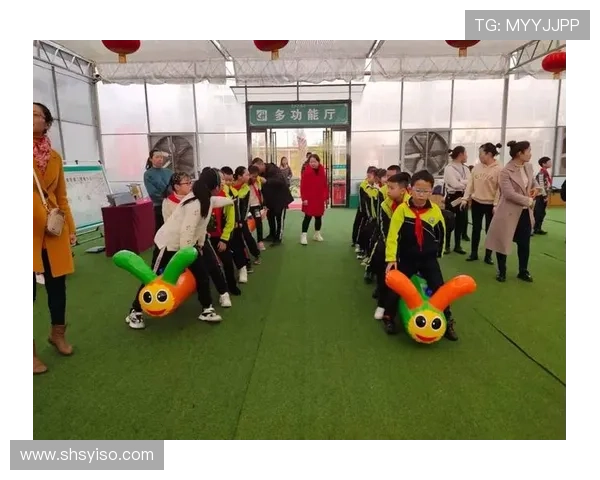 足球明星施展特效技能与小孩互动引发热议与欢笑