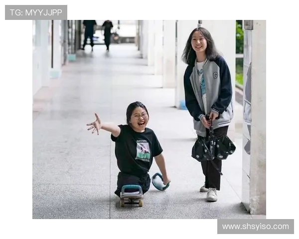 爱莉安娜：从普通女孩到足球明星的励志成长之路