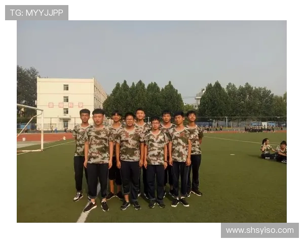 足球明星比心头像展示热爱与激情的完美结合，传递友谊与团结的力量